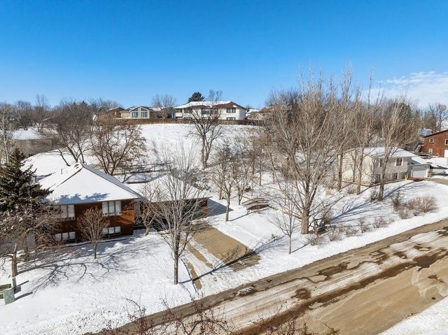 1213 7th St NE, Minot, ND 58703