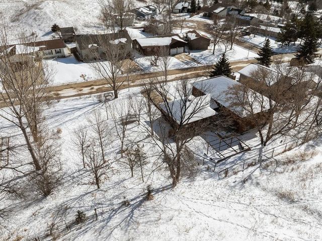 1213 7th St NE, Minot, ND 58703