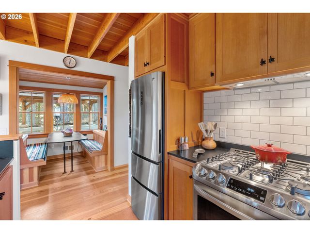 32 HAMILTON Ave, Underwood, WA 98651