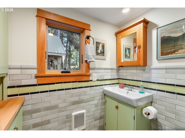 32 HAMILTON Ave, Underwood, WA 98651