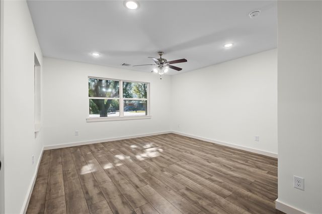 909 Robertson Road, Grand Prairie, TX 75050