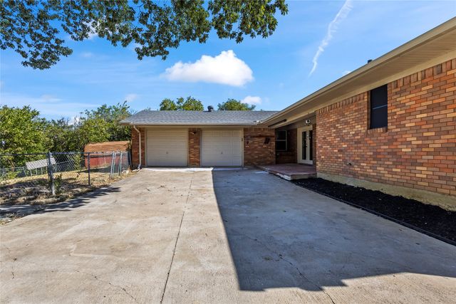 909 Robertson Road, Grand Prairie, TX 75050