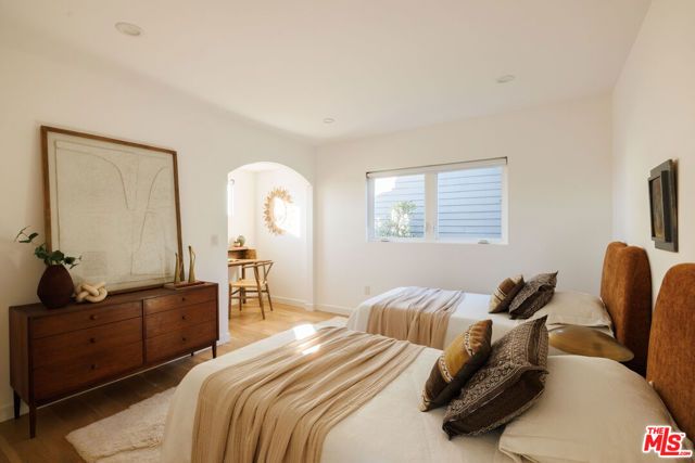 1876 Lemoyne Street, Los Angeles, CA 90026