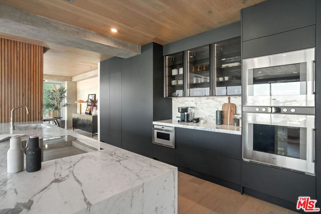 Image 10 of property listing at 7135 Hollywood Boulevard PHE, Los Angeles, CA 90046