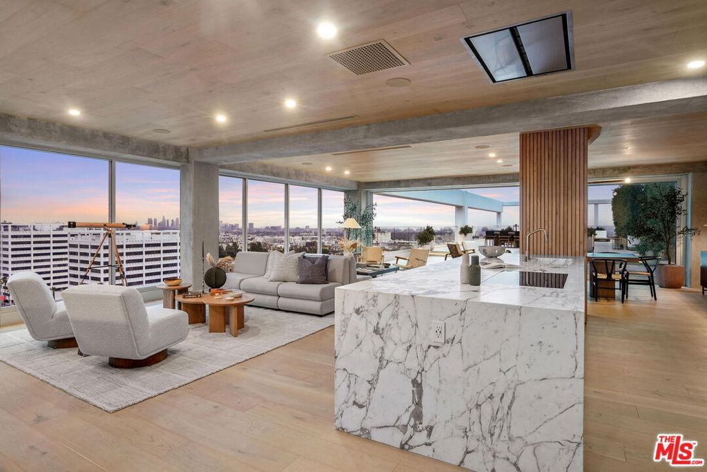 Image 11 of property listing at 7135 Hollywood Boulevard PHE, Los Angeles, CA 90046