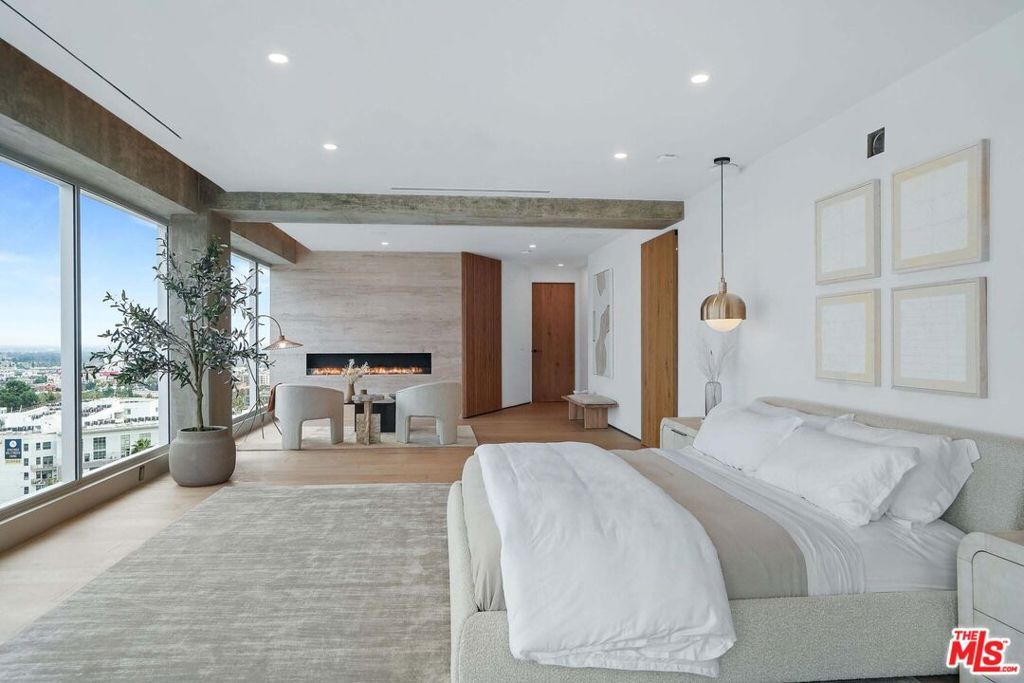 Image 20 of property listing at 7135 Hollywood Boulevard PHE, Los Angeles, CA 90046