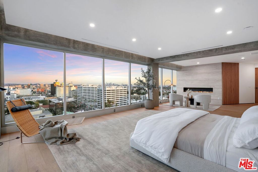 Image 21 of property listing at 7135 Hollywood Boulevard PHE, Los Angeles, CA 90046