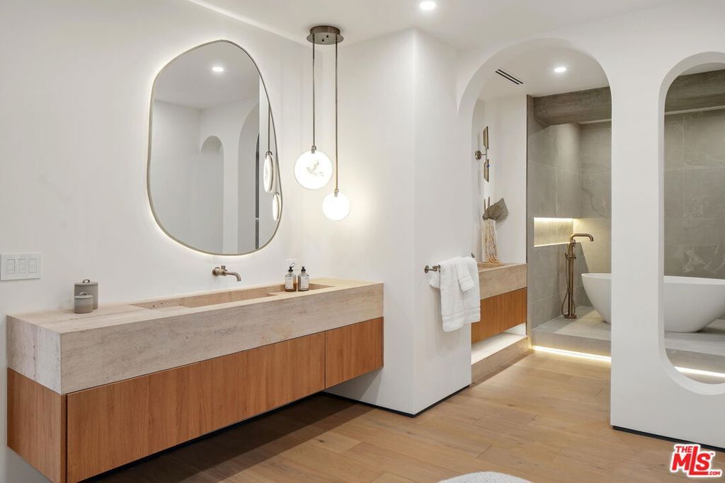 Image 23 of property listing at 7135 Hollywood Boulevard PHE, Los Angeles, CA 90046