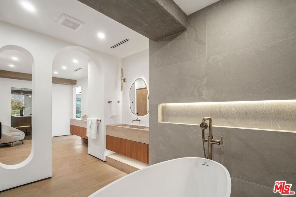 Image 25 of property listing at 7135 Hollywood Boulevard PHE, Los Angeles, CA 90046