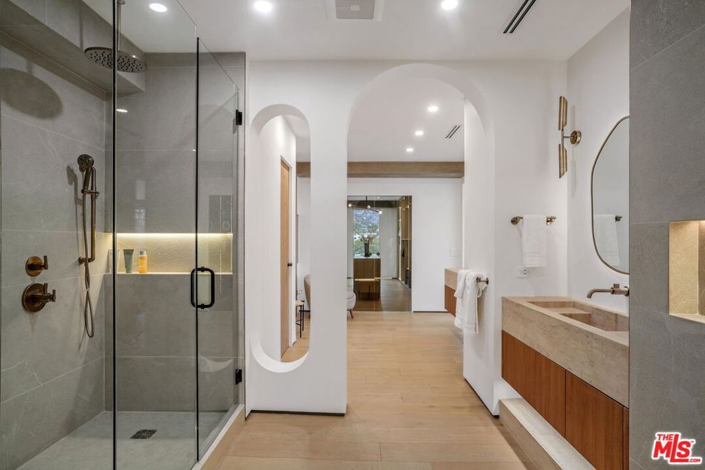 Image 26 of property listing at 7135 Hollywood Boulevard PHE, Los Angeles, CA 90046