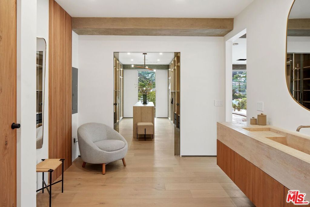 Image 27 of property listing at 7135 Hollywood Boulevard PHE, Los Angeles, CA 90046