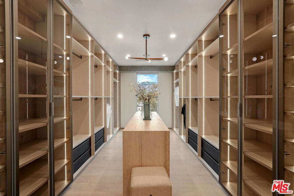 Image 28 of property listing at 7135 Hollywood Boulevard PHE, Los Angeles, CA 90046