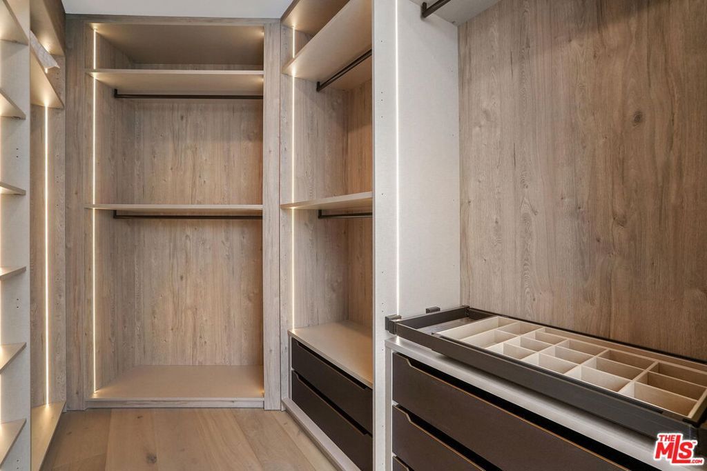 Image 32 of property listing at 7135 Hollywood Boulevard PHE, Los Angeles, CA 90046