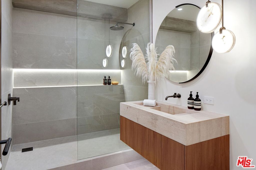 Image 33 of property listing at 7135 Hollywood Boulevard PHE, Los Angeles, CA 90046