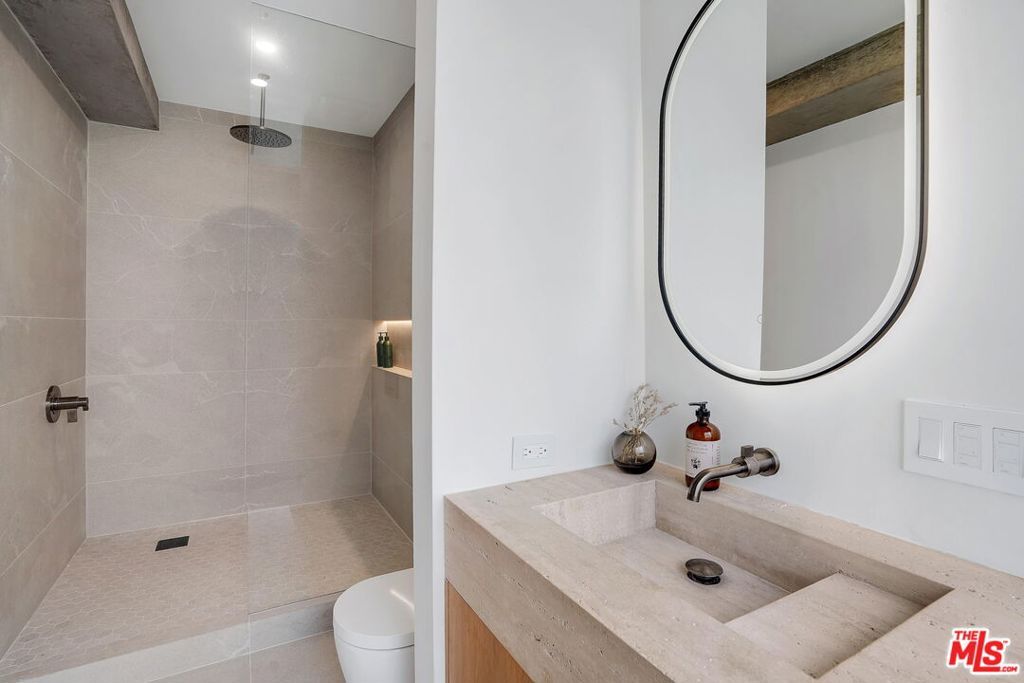 Image 36 of property listing at 7135 Hollywood Boulevard PHE, Los Angeles, CA 90046