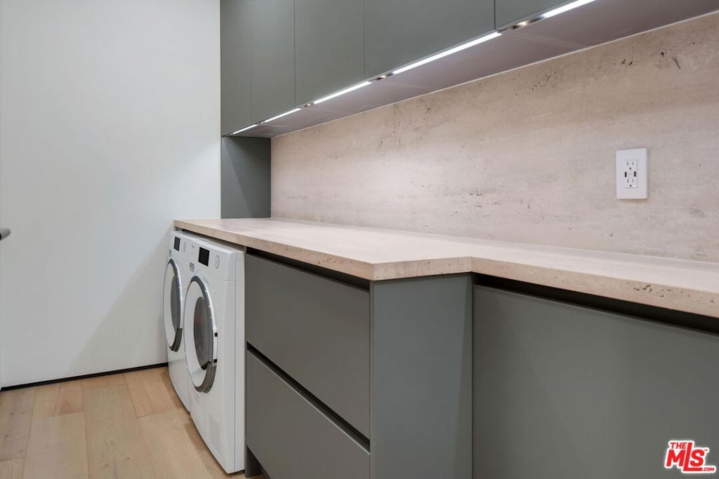 Image 42 of property listing at 7135 Hollywood Boulevard PHE, Los Angeles, CA 90046