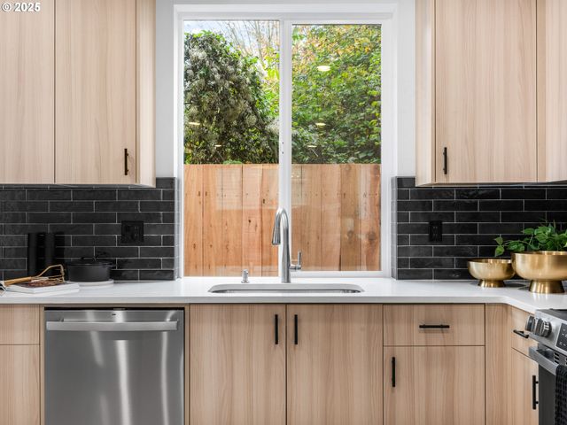 3560 N Haight Ave 6, Portland, OR 97227