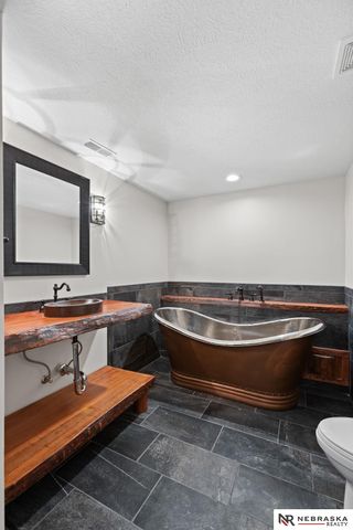 20009 Elkhorn Ridge Drive, Omaha, NE 68022