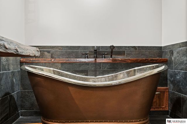 20009 Elkhorn Ridge Drive, Omaha, NE 68022