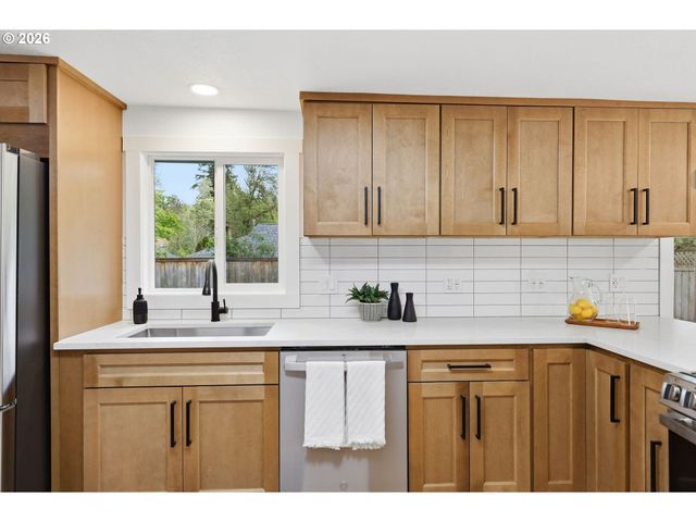 2581 W WINDSOR Cir, Eugene, OR 97405