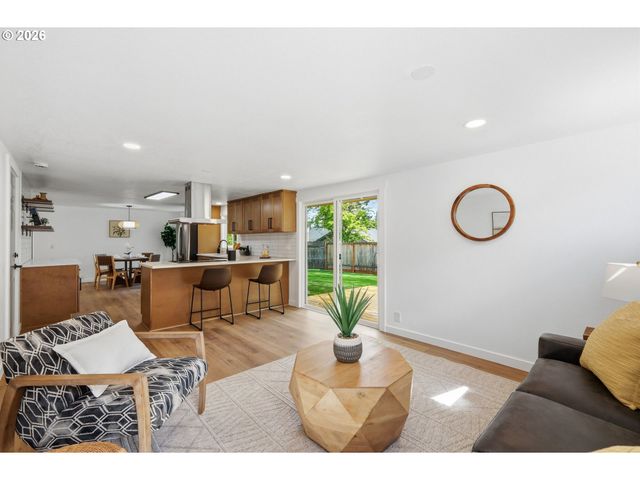 2581 W WINDSOR Cir, Eugene, OR 97405