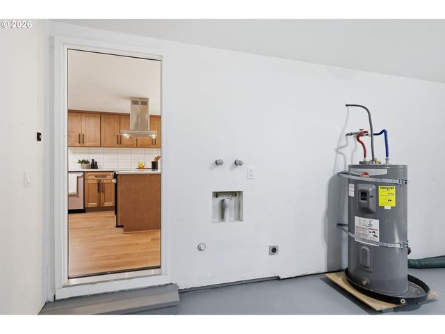 2581 W WINDSOR Cir, Eugene, OR 97405