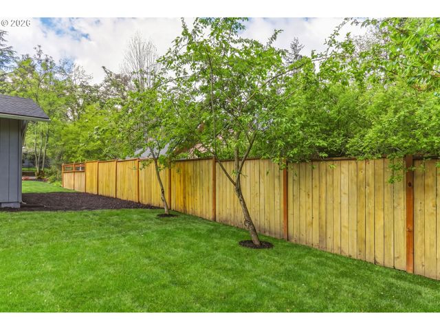 2581 W WINDSOR Cir, Eugene, OR 97405