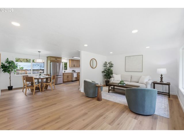 2581 W WINDSOR Cir, Eugene, OR 97405