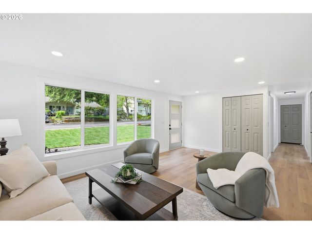 2581 W WINDSOR Cir, Eugene, OR 97405