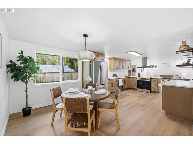 2581 W WINDSOR Cir, Eugene, OR 97405