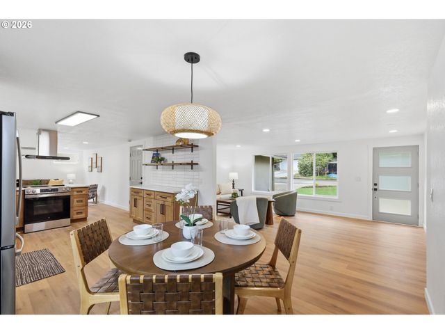 2581 W WINDSOR Cir, Eugene, OR 97405