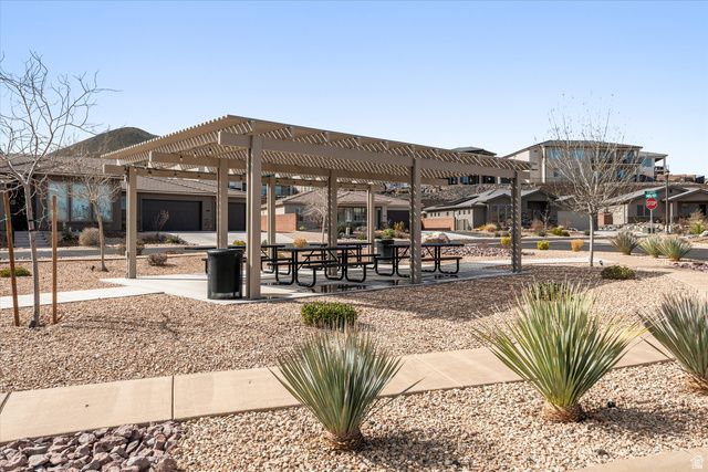 456 S SUBWAY, Hurricane, UT 84737