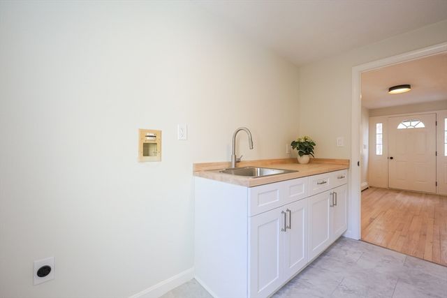 576 Reservoir St., Holden, MA 01520