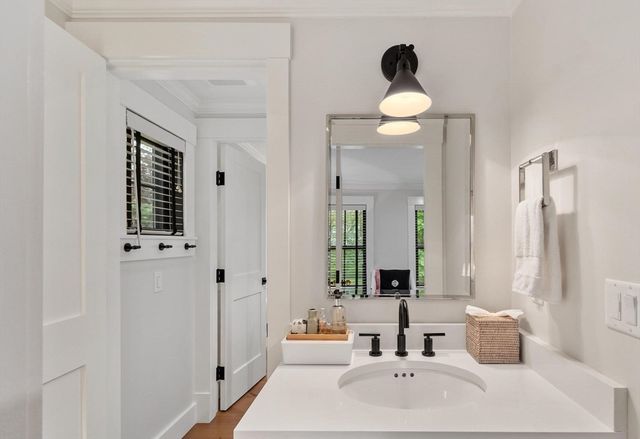 653 Main St, Concord, MA 01742
