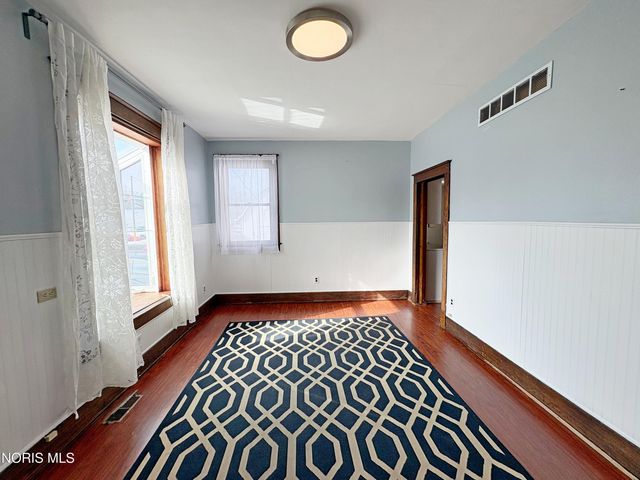 933 N Main Street, Bowling Green, OH 43402