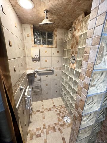 15050 Camden Avenue, Eastpointe, MI 48021