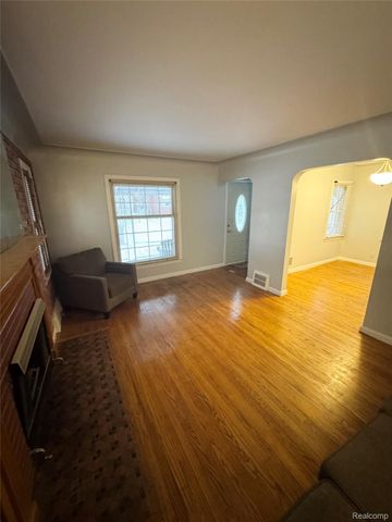 15050 Camden Avenue, Eastpointe, MI 48021