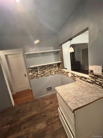 15050 Camden Avenue, Eastpointe, MI 48021