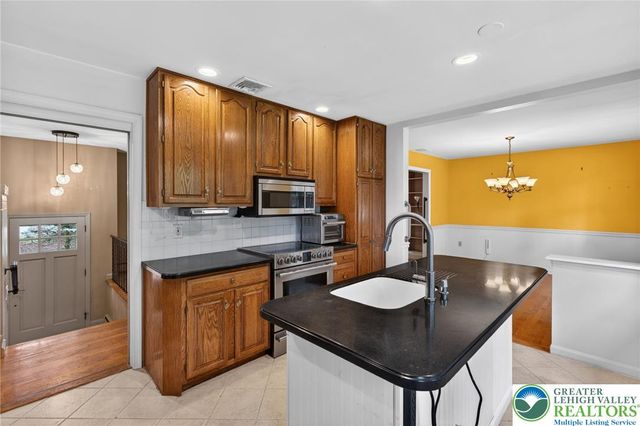 797 Barrymore Lane, Bethlehem City, PA 18017