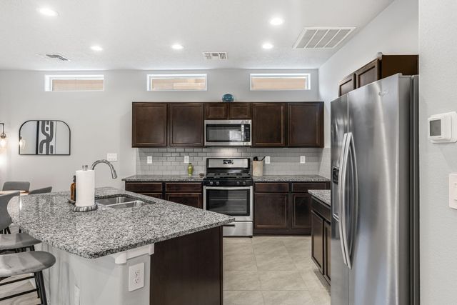 1517 Tierra Verde Loop NW, Los Lunas, NM 87031