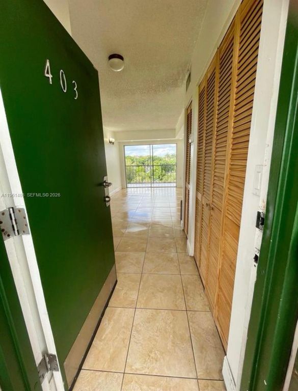 9405 W Flagler St D403, Miami, FL 33174