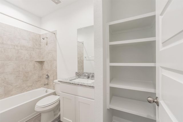 2209 Laurel Bloom Ln, Sealy, TX 77474