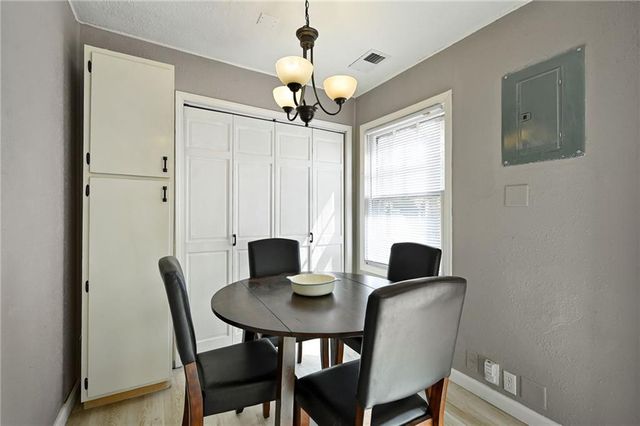 8809 E 73rd Street, Raytown, MO 64133