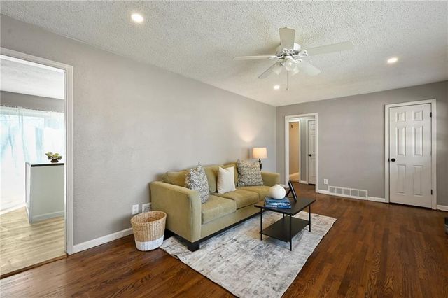 8809 E 73rd Street, Raytown, MO 64133