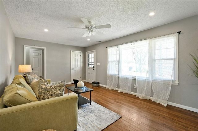 8809 E 73rd Street, Raytown, MO 64133