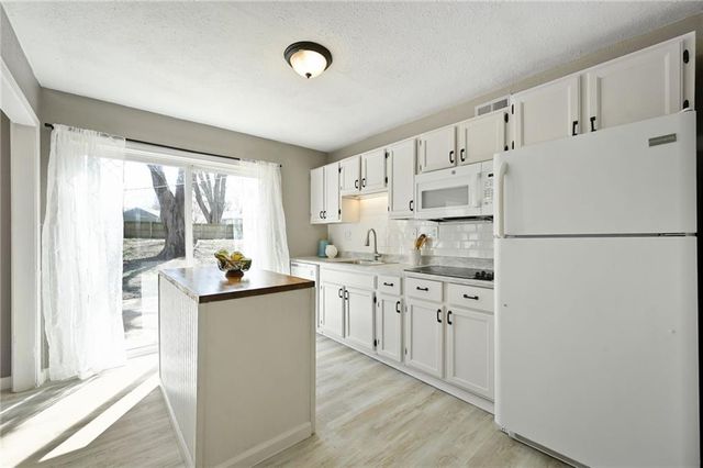 8809 E 73rd Street, Raytown, MO 64133