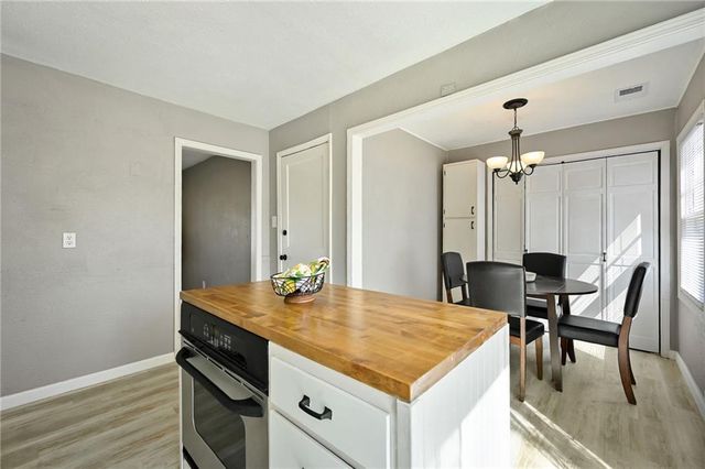 8809 E 73rd Street, Raytown, MO 64133