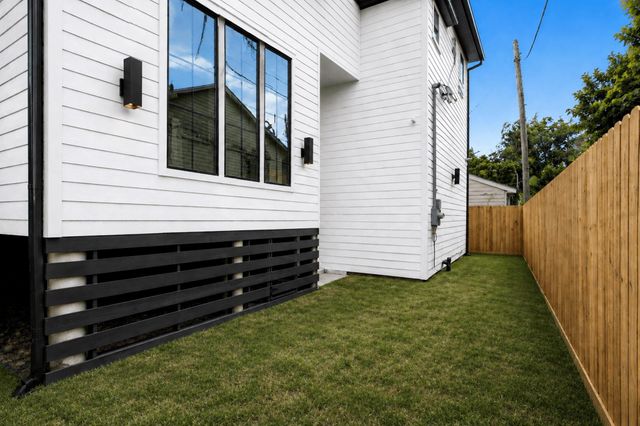 705 Walton Street, Houston, TX 77009