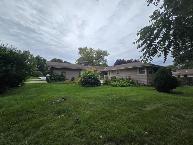 14800 W Fenway DRIVE, New Berlin, WI 53151