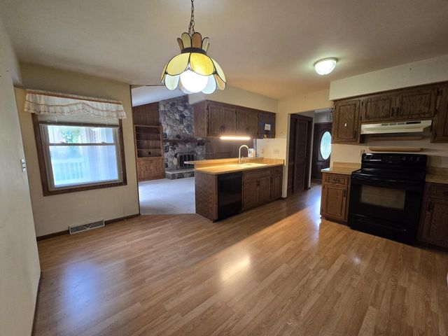 14800 W Fenway DRIVE, New Berlin, WI 53151